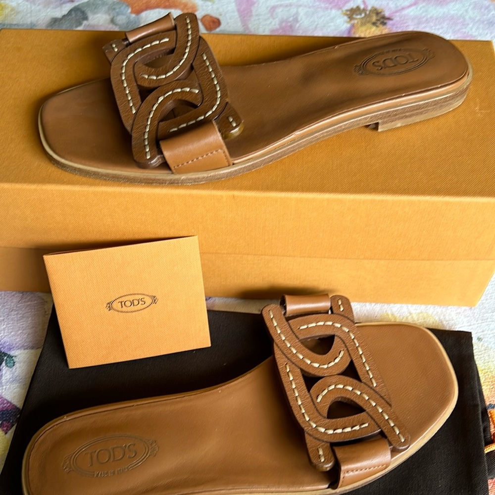 Cognac flat leather summer sandal.